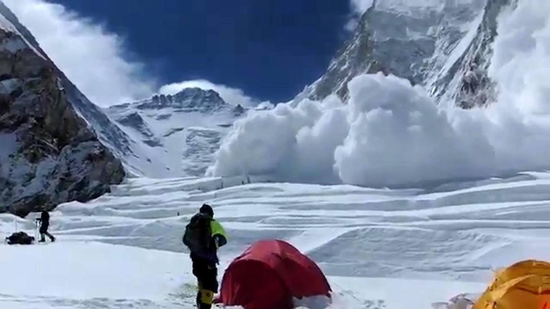 La valanga di ghiaccio, sulla parete sud ovest dell&#39;Everest, che venerd mattina ha travolto e ucciso 13 sherpa impegnati ad attrezzare le vie per l&#39;ascensione dei turisti. Otto i sono stati salvati, mentre 4 sono tuttora dispersi:  la pi grande tragedia che sia capitata sulla montagna pi alta del mondo dopo la bufera dell&#39;11 maggio 1996, che uccise 8 alpinisti. Afp